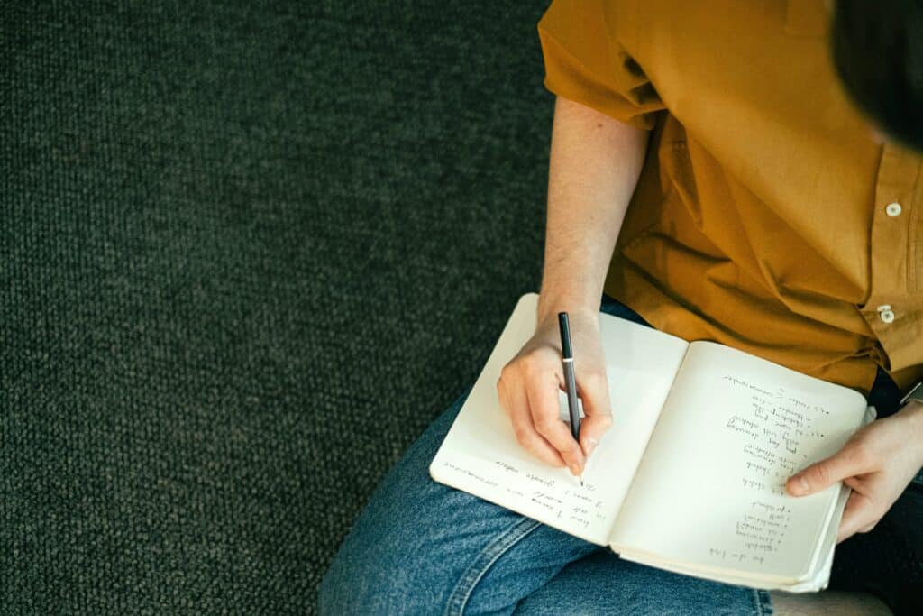pexels-ivan-samkov-étudiant qui écrit-réorientation quand et comment se réorienter