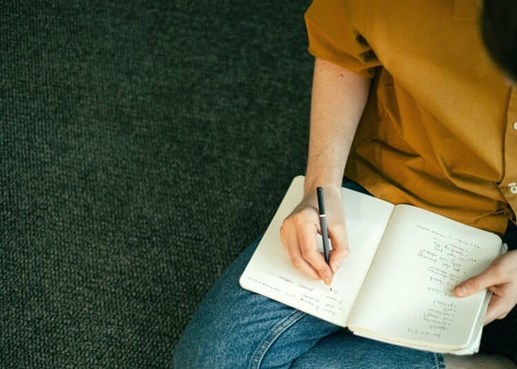 pexels-ivan-samkov-étudiant qui écrit-réorientation quand et comment se réorienter