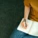 pexels-ivan-samkov-étudiant qui écrit-réorientation quand et comment se réorienter