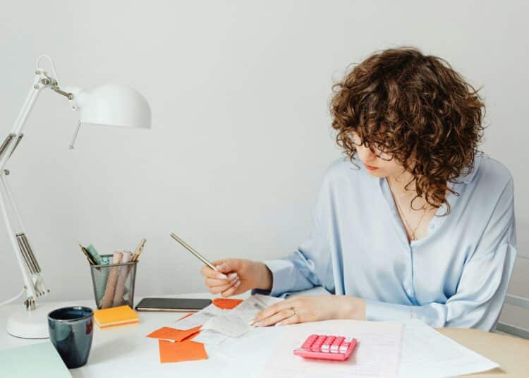 pexels-karolina-grabowska-jeune étudiante qui regarde son ordinateur-Que faire si on est plus finançable