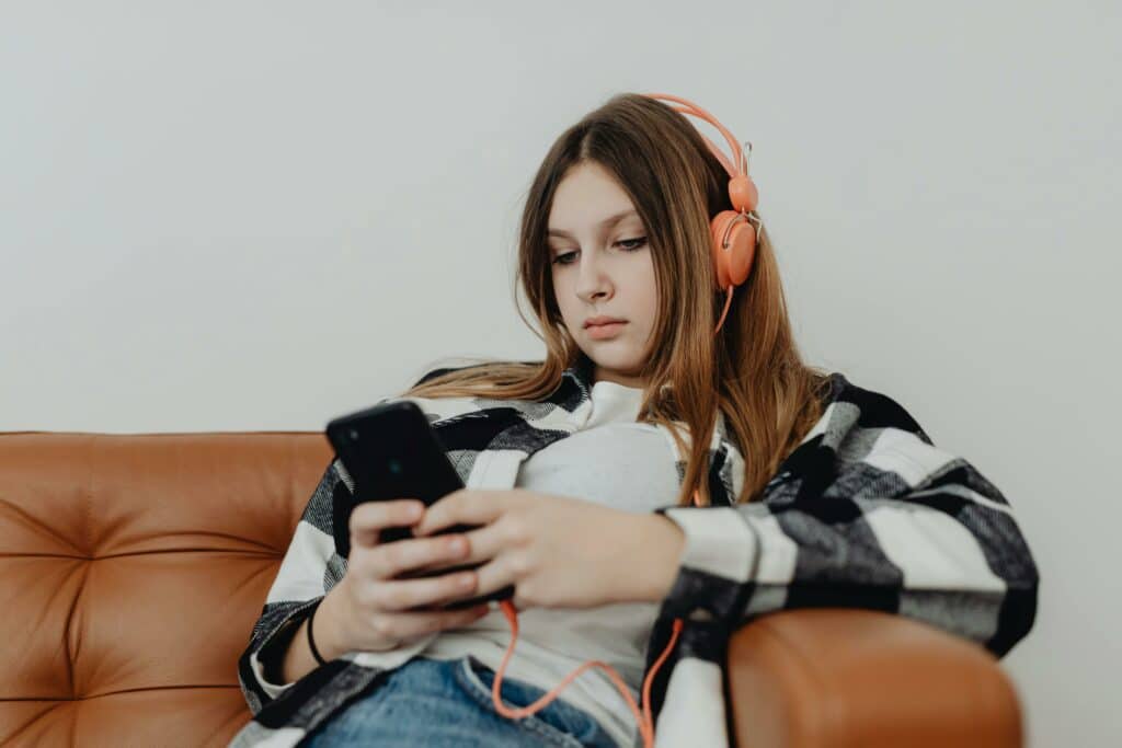 pexels-karolina-grabowska-jeune fille sur son telephone-C’est quoi la FOMO