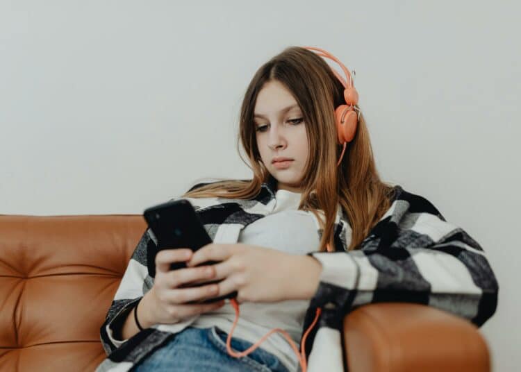 pexels-karolina-grabowska-jeune fille sur son telephone-C’est quoi la FOMO