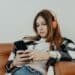 pexels-karolina-grabowska-jeune fille sur son telephone-C’est quoi la FOMO