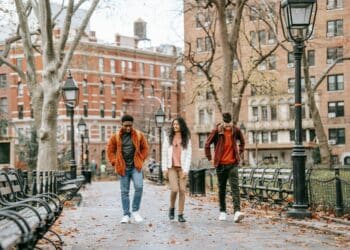 pexels-keira-burton-étudiants qui marchent en automne-Que faire durant les vacances d'automne quand on est étudiant