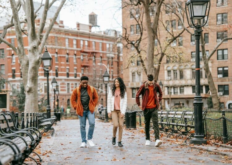 pexels-keira-burton-étudiants qui marchent en automne-Que faire durant les vacances d'automne quand on est étudiant