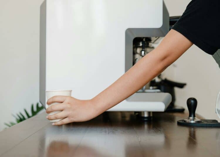 pexels-ketut-subiyanto-dame qui tend un café-Comment remettre sa démission pour un job étudiant