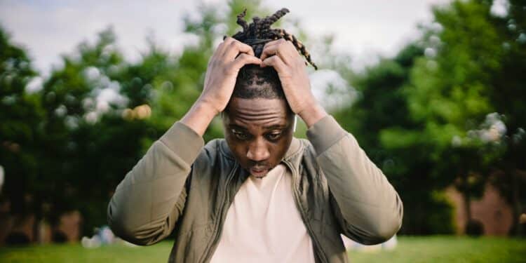 pexels-ketut-subiyanto-étudiant qui se prend la tête dans les mains-déjà en train de procrastiner comment reprendre le contrôle