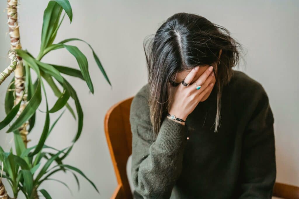 pexels-liza-summer-jeune étudiante triste-c'est quoi le burn-out étudiant