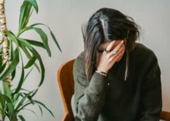 pexels-liza-summer-jeune étudiante triste-c'est quoi le burn-out étudiant