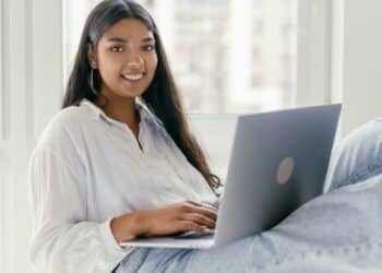 pexels-mikhail-nilov-4 manieren om veilig online te surfen als student