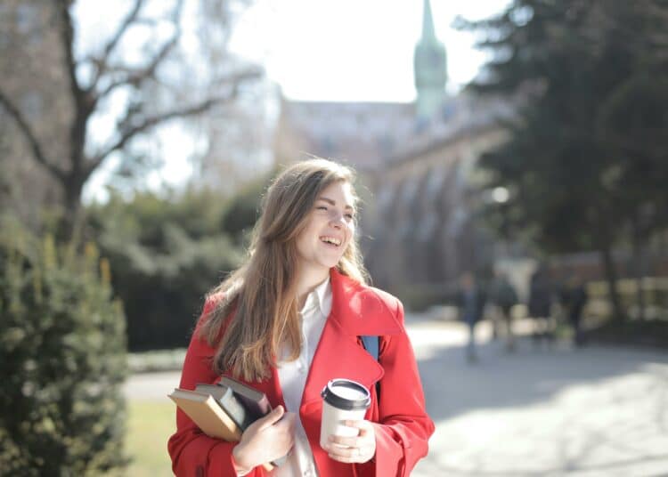 pexels-olly-étudiant en manteau rouge en automne-7 manières de kiffer l’automne quand on est étudiant