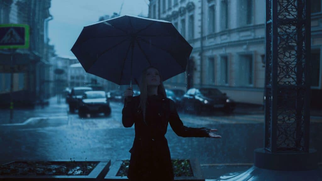 pexels-pixabay-étudiante sous la pluie avec un parapluie-Comment garder le style, même quand il pleut