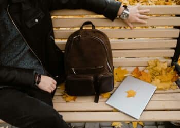 pexels-polina-kovaleva-sac à dos sur un banc avec un étudiant en automne-Comment garder le moral quand l’automne arrive