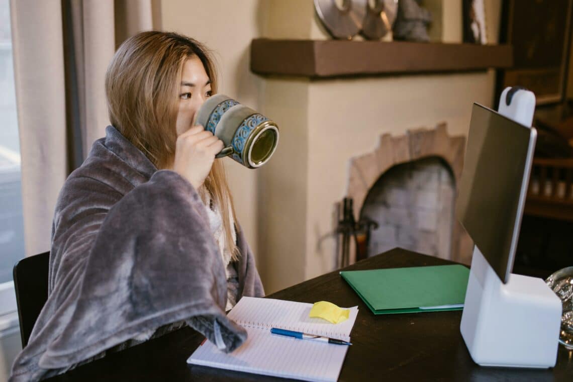pexels-rdne-étudiante qui boit dans une tasse-Les 9 meilleurs ingrédients pour l’hiver
