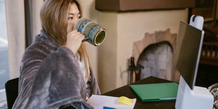 pexels-rdne-étudiante qui boit dans une tasse-Les 9 meilleurs ingrédients pour l’hiver