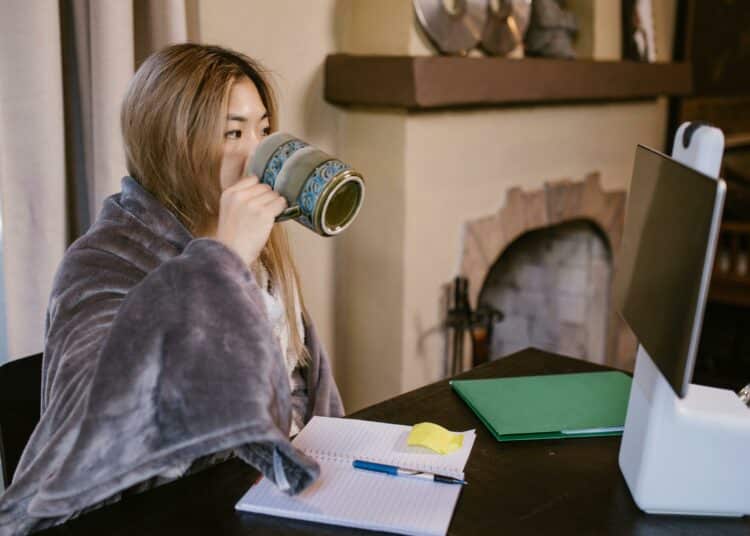 pexels-rdne-étudiante qui boit dans une tasse-Les 9 meilleurs ingrédients pour l’hiver