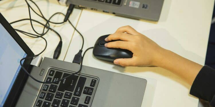 pexels-ryutaro-ordinateur portable avec souris-6 équipements utiles pour son ordinateur portable