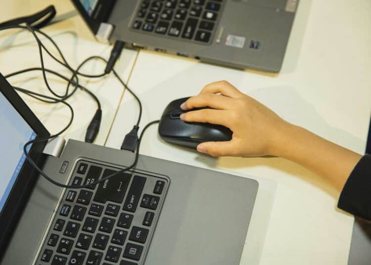 pexels-ryutaro-ordinateur portable avec souris-6 équipements utiles pour son ordinateur portable