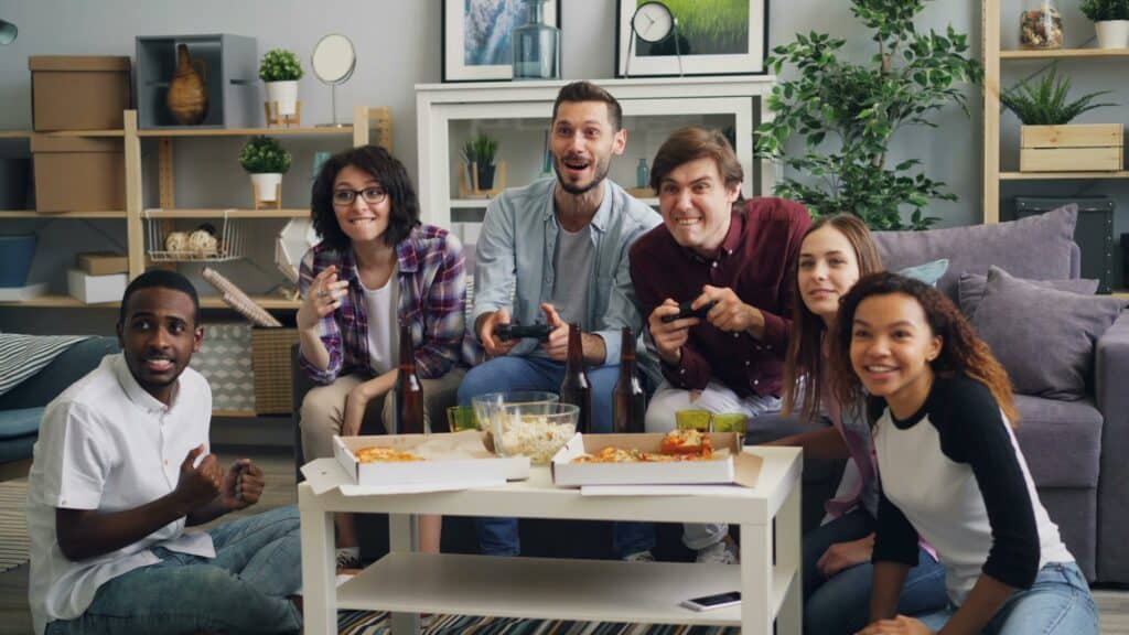pexels-silverkblack-groupe de coloc qui joue à des jeux vidéos ensemble-Que faire s’il manque d’ambiance dans votre coloc