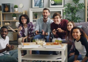 pexels-silverkblack-groupe de coloc qui joue à des jeux vidéos ensemble-Que faire s’il manque d’ambiance dans votre coloc