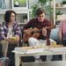 pexels-silverkblack-groupe de colocataire assis sur un divan et joueant de a guitare-7 façons de rendre votre coloc super chouette