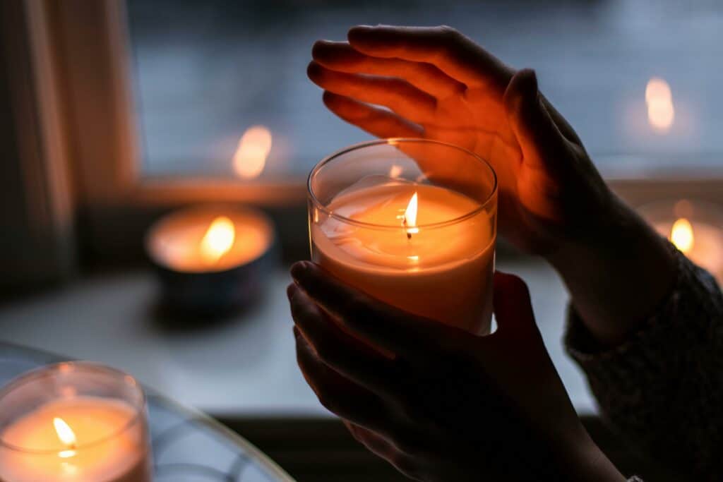 pexels-thevibrantmachine-bougies-Comment rendre son kot chaleureux pour l’automne