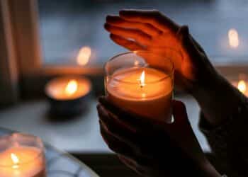 pexels-thevibrantmachine-bougies-Comment rendre son kot chaleureux pour l’automne