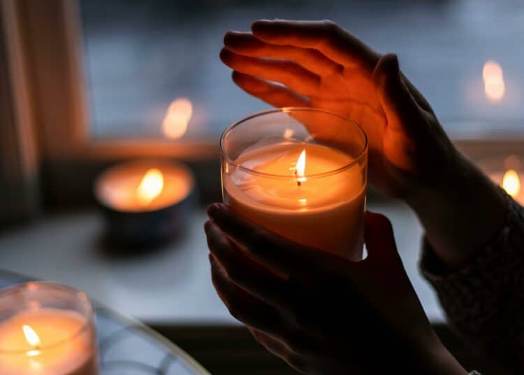 pexels-thevibrantmachine-bougies-Comment rendre son kot chaleureux pour l’automne