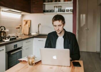 pexels-vlada-karpovich-5 manieren om als kotstudent insecten buiten te houden tijdens de zomer