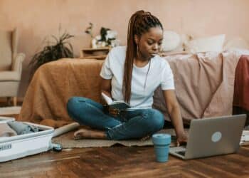 pexels-vlada-karpovich-6 onmisbare items voor studenten die op vakantie gaan