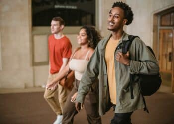 pexels-william-fortunato-3 jeunes qui partent en vacances-Top 7 des destinations pour les vacances d'automne