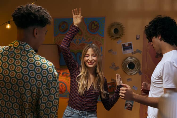 Qu’est-ce qui empêche les étudiants francophones en Belgique d’être eux-mêmes en soirée ?