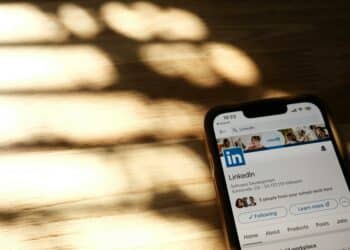 pexels-airamdphoto-telephone-avec-lapplication-LinkedIn-ouverte-5-raisons-dutiliser-LinkedIn-apres-tes-etudes-scaled.jpg