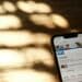 pexels-airamdphoto-telephone-avec-lapplication-LinkedIn-ouverte-5-raisons-dutiliser-LinkedIn-apres-tes-etudes-scaled.jpg