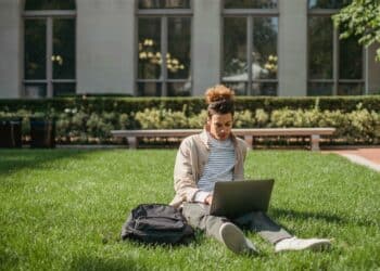 pexels-armin-rimoldi-4 tips voor studenten die hun boekenplank willen reorganiseren