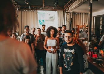 pexels-bertellifotografia-groupe d'étudiant dans une salle-C’est quoi un Erasmus, et pourquoi en faire