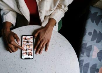 pexels-cottonbro- 4 manieren om je sociale media een makeover te geven als student