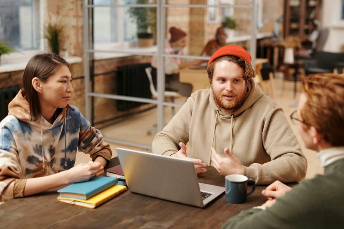 pexels-diva-plavalaguna-5 manieren om als student snel vrienden te maken op de eerste dag