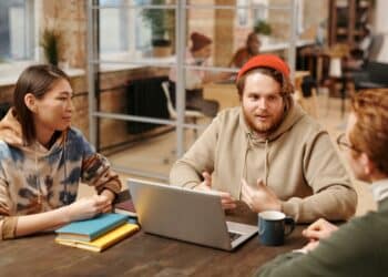 pexels-diva-plavalaguna-5 manieren om als student snel vrienden te maken op de eerste dag