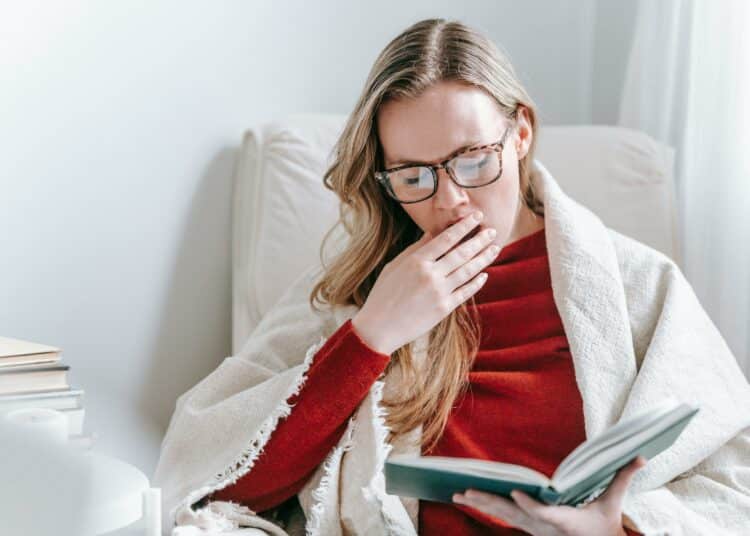 pexels-george-milton-étudiante en rouge qui baille-7 preuves que tu deviens vieux comme étudiant