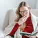 pexels-george-milton-étudiante en rouge qui baille-7 preuves que tu deviens vieux comme étudiant
