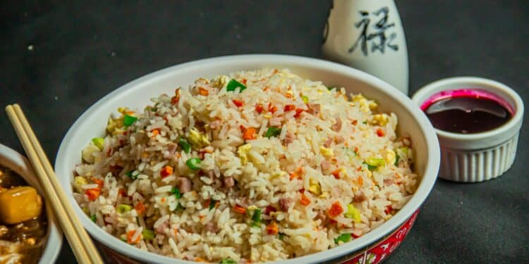 pexels-horizon-content-riz cantonais - Une recette simple et légère à faire au kot le riz cantonais végétarien