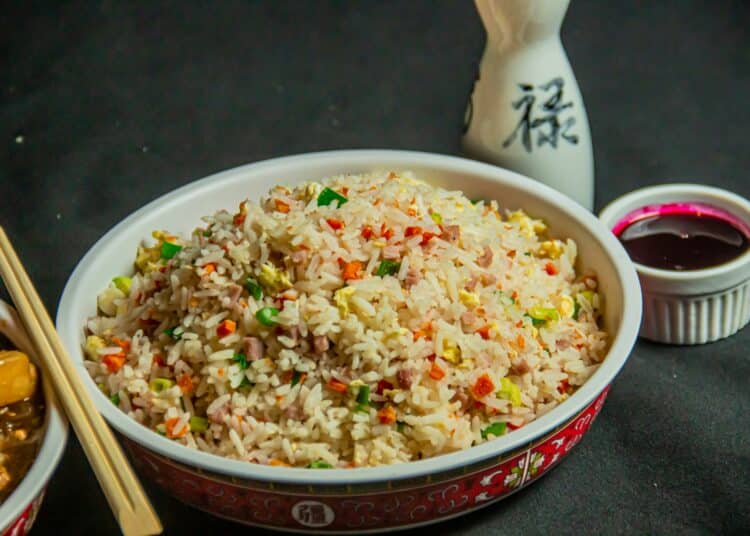 pexels-horizon-content-riz cantonais - Une recette simple et légère à faire au kot le riz cantonais végétarien