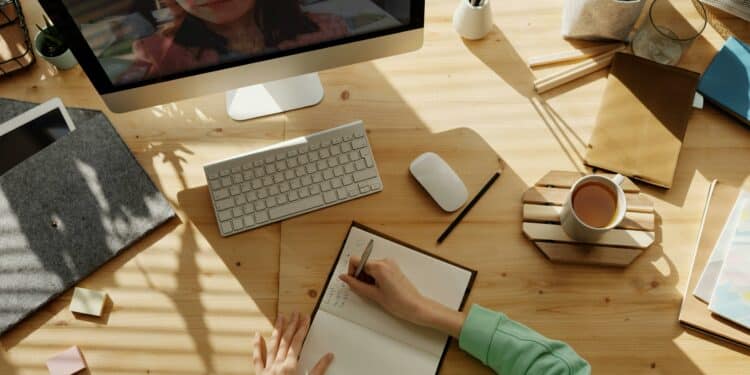 pexels-julia-m-cameron-étudiante en appel avec quelqu'un-Comment avoir de bonnes relations avec son promoteur de mémoire