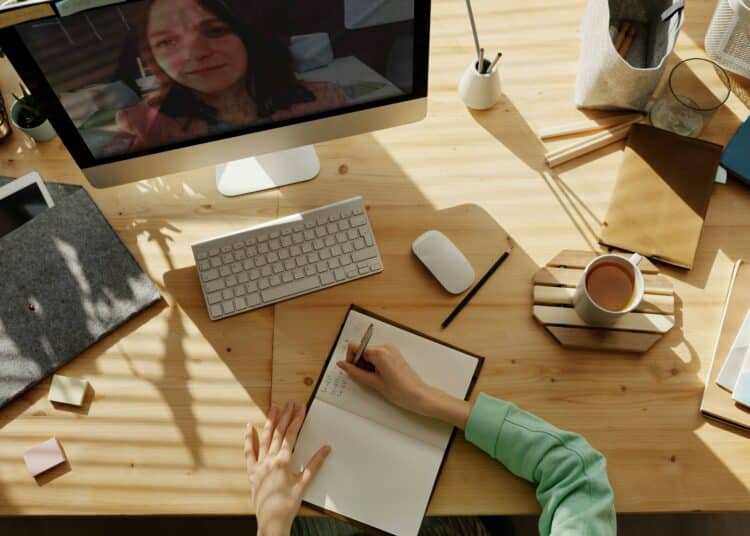 pexels-julia-m-cameron-étudiante en appel avec quelqu'un-Comment avoir de bonnes relations avec son promoteur de mémoire