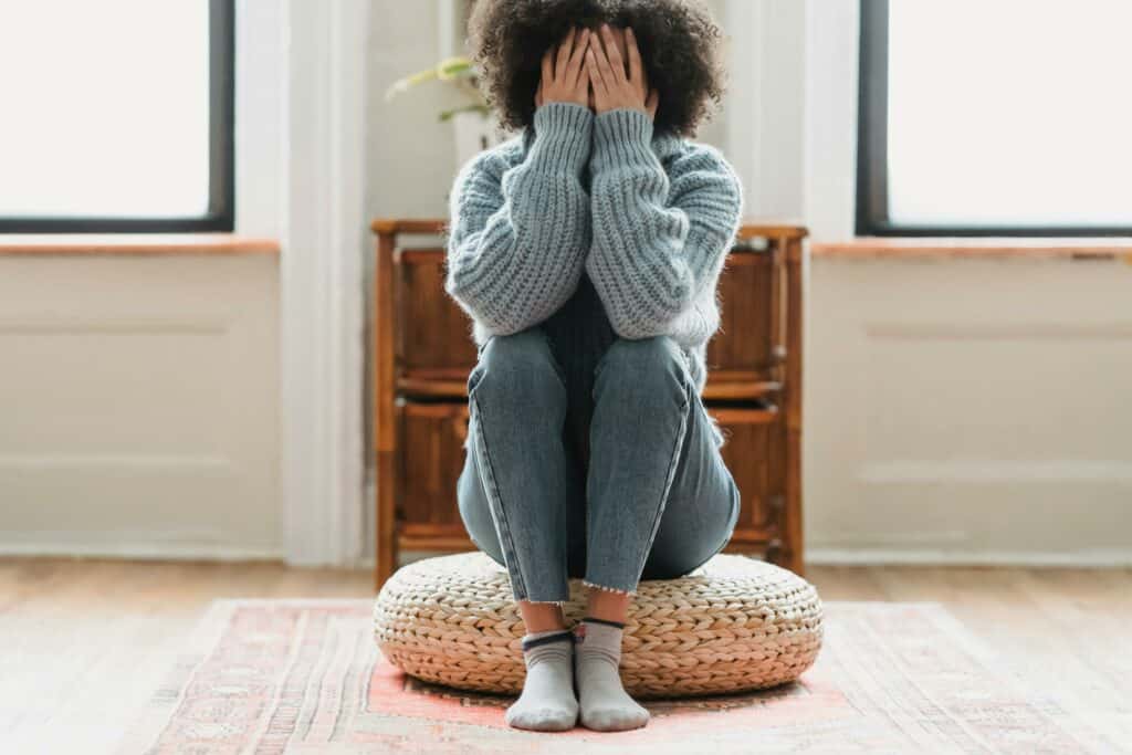 pexels-liza-summer-etudiante-assise-triste-Comment-eviter-la-depression-saisonniere-de-fin-dannee--scaled.jpg