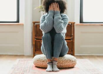 pexels-liza-summer-etudiante-assise-triste-Comment-eviter-la-depression-saisonniere-de-fin-dannee--scaled.jpg