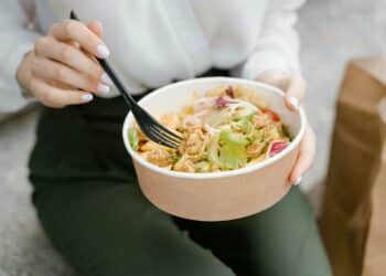 pexels-mart-production-nourriture dans un bol saine-7 raisons d’arrêter les fast-foods quand on est étudiant
