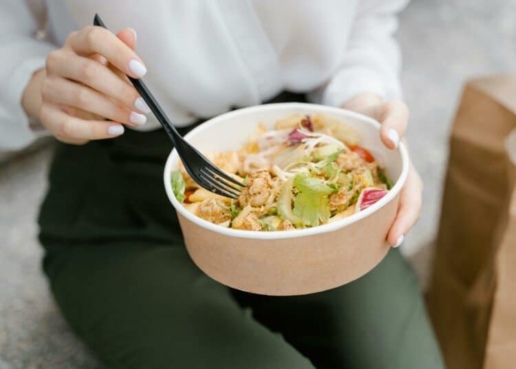 pexels-mart-production-nourriture dans un bol saine-7 raisons d’arrêter les fast-foods quand on est étudiant