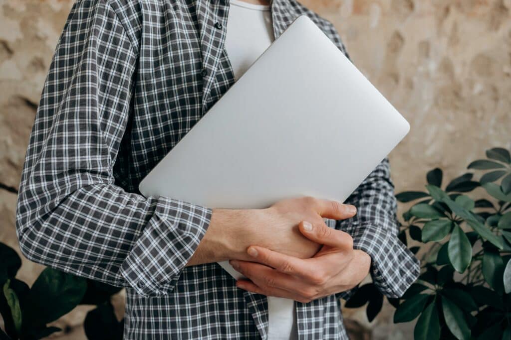 pexels-mikhail-nilov-étudiant qui tient un ordinateur-C’est quoi un minerval